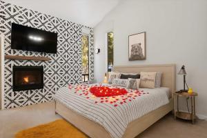 Ένα ή περισσότερα κρεβάτια σε δωμάτιο στο #LazyBear Tahoe Dreamy Escape