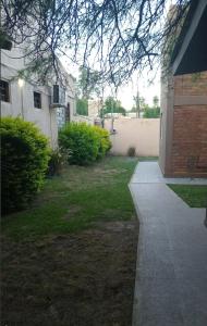 l'arrière-cour d'une maison avec un mur de briques dans l'établissement Departamento Chacabuco, à San Fernando del Valle de Catamarca