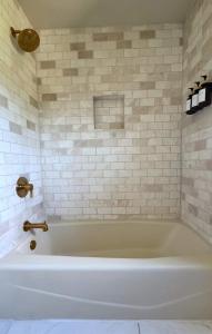 Koupelna v ubytování Relax Under the Stars, Best view in town , Yosemite House with Firepit, Hot Tub, Game Room & Pool table + 27 fotografií