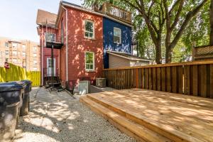 eine Holzterrasse vor einem Haus in der Unterkunft King West - Homestay - Main Floor - Private Room, Share Bathroom in Toronto