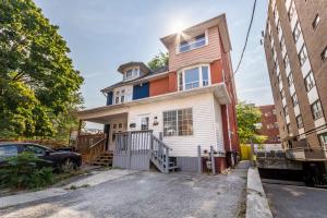 ein Haus mit einem davor geparkten Auto in der Unterkunft King West - Homestay - Main Floor - Private Room, Share Bathroom in Toronto + 7 Fotos