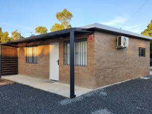 San LuisComplejo San San的砖砌的建筑,有白色的门和窗户