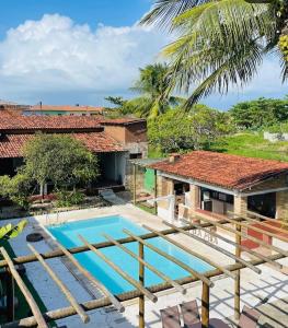 バーハ・デ・サン・ミゲウにあるRancho da Dorisのプールと家のあるヴィラ