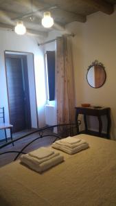 Prignano CilentoにあるIl Giardino sull'Alentoのベッドルーム1室(タオル3枚付)
