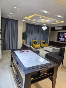 Μια τηλεόραση ή/και κέντρο ψυχαγωγίας στο TTA Apartments