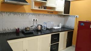 Nhà bếp/bếp nhỏ tại Charis Guest house near Guruvayur, Kunnamkulam