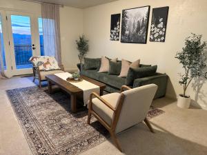 een woonkamer met een bank en een tafel bij Relax Under the Stars, Best view in town , Yosemite House with Firepit, Hot Tub, Game Room & Pool table in Oakhurst