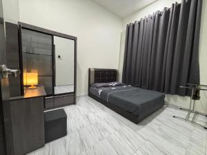 ein Schlafzimmer mit einem Bett und einem großen Fenster in der Unterkunft D Bukit homestay in Ketereh