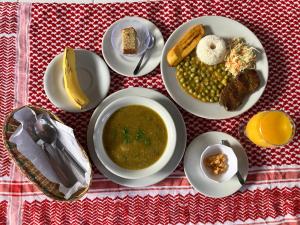 InzáLa Portada en Tierradentro Restaurante y Hospedaje的餐桌,饭盘和汤碗