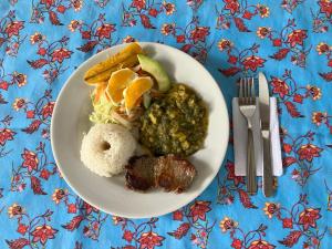 InzáLa Portada en Tierradentro Restaurante y Hospedaje的桌上有一盘有肉和蔬菜的食物