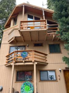 une maison avec un balcon sur le côté dans l'établissement Blue Jay's Nest Sequoia Cabin in Ponderosa, CA, à Ponderosa