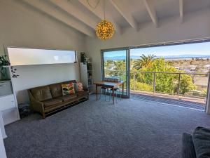 un salon avec un canapé et une table dans l'établissement Richmond Views - Holiday Home, à Richmond