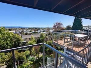 une vue depuis le balcon d'une maison dans l'établissement Richmond Views - Holiday Home, à Richmond 24 autres photos
