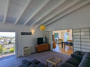 un salon avec un canapé et une télévision dans l'établissement Richmond Views - Holiday Home, à Richmond