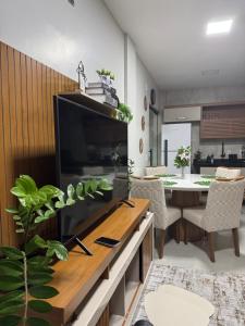 Μια τηλεόραση ή/και κέντρο ψυχαγωγίας στο Apartamento confortável na COP30 com 3 quartos