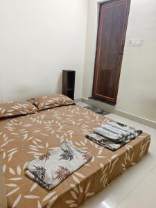 een bed met handdoeken erop in een kamer bij Ideal 2BHK for Families & Work Trips in Bangalore