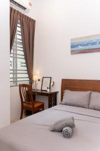 Postel nebo postele na pokoji v ubytování Bright & Airy Double-Storey Retreat 4BR