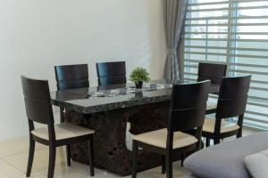 TV a/nebo společenská místnost v ubytování Bright & Airy Double-Storey Retreat 4BR