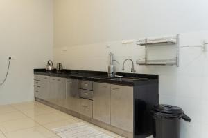 Kuchyň nebo kuchyňský kout v ubytování Bright & Airy Double-Storey Retreat 4BR + 55 fotografií