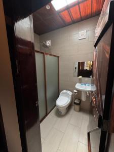 een badkamer met toilet en wastafel bij Departamento Campestre in Ibarra