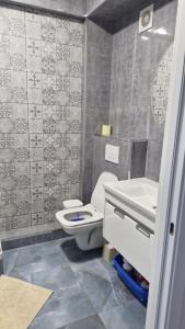 Ένα μπάνιο στο Sanmarko