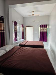 En eller flere senge i et værelse på AVANI Stays