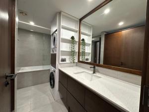 Un baño con dos lavabos y un espejo grande. en Wins Residences Hanoi, en Hanói