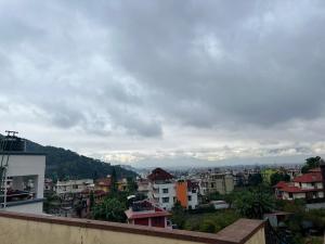 a view of a city with buildings and mountains at Shiv Tattva Yog School in Burhānilkantha