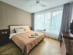 Un dormitorio con una cama con dos toallas encima. en Wins Residences Hanoi, en Hanói