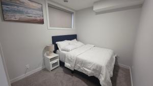 Voodi või voodid majutusasutuse Modern 2BR Suite in Seton, Calgary toas