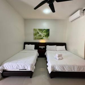 カンポン・ペナリックにあるAG Suitesのベッド2台(上に詰め物の動物が座っている) +29枚の写真