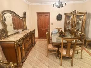 ein Esszimmer mit Tisch und Spiegel in der Unterkunft Compound high town home for rent in Madinaty