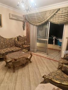 ein Wohnzimmer mit einer Couch und einem Couchtisch in der Unterkunft Compound high town home for rent in Madinaty