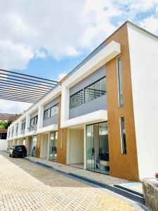 Το κτήριο όπου στεγάζεται  η παραθεριστική κατοικία