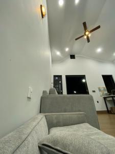 TV a/nebo společenská místnost v ubytování Home Nam Phương -Bảo Lộc