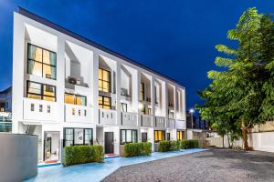 een exterieur van een wit gebouw bij Phuket Leisure Time Hotel in Rawai Beach