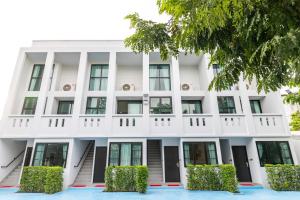 een afbeelding van de voorkant van een wit gebouw bij Phuket Leisure Time Hotel in Rawai Beach