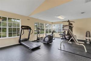 基西米Disney Magic Condo 1st Flr 3BR Disney-Themed Pool的健身房,配有跑步机和有氧运动器材