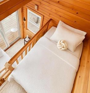 Voodi või voodid majutusasutuse Stunning Tree House Tucked Away Among the Trees near Germantown, Kentucky toas