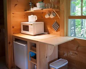 Η κουζίνα ή μικρή κουζίνα στο Custom Cabin Surrounded by River in Newfane, Vermont