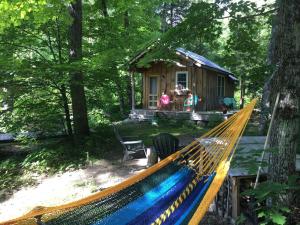 Κήπος έξω από το Custom Cabin Surrounded by River in Newfane, Vermont