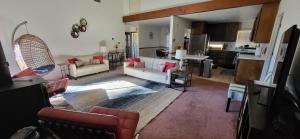 Kuchyň nebo kuchyňský kout v ubytování Starlink Mariposa Yosemite mountain retreat