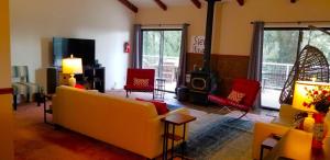 Posezení v ubytování Starlink Mariposa Yosemite mountain retreat