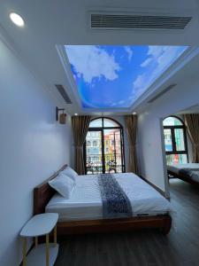 Кровать или кровати в номере Rose Hotel - Grand World Phu Quoc