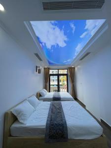 Кровать или кровати в номере Rose Hotel - Grand World Phu Quoc