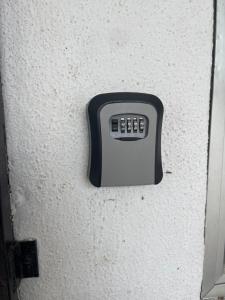 a remote control on the side of a wall at Homestay Casa Mutiara in Paka +5 photos