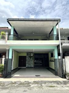 ein Haus mit einer großen Garage und einem Balkon in der Unterkunft Modern Cozy Sweet House 4 ROOM 10pax@ALMA BM in Bukit Mertajam