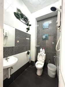 ein kleines Badezimmer mit Toilette und Waschbecken in der Unterkunft Modern Cozy Sweet House 4 ROOM 10pax@ALMA BM in Bukit Mertajam