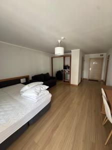 Postel nebo postele na pokoji v ubytování Family room Orbi Palase Deluxe + 3 fotografie