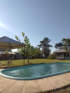 Bazén v ubytování Cabañas Tía Moca nebo v jeho okolí + 3 fotografie